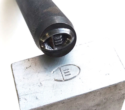 Клеймо с логотипом